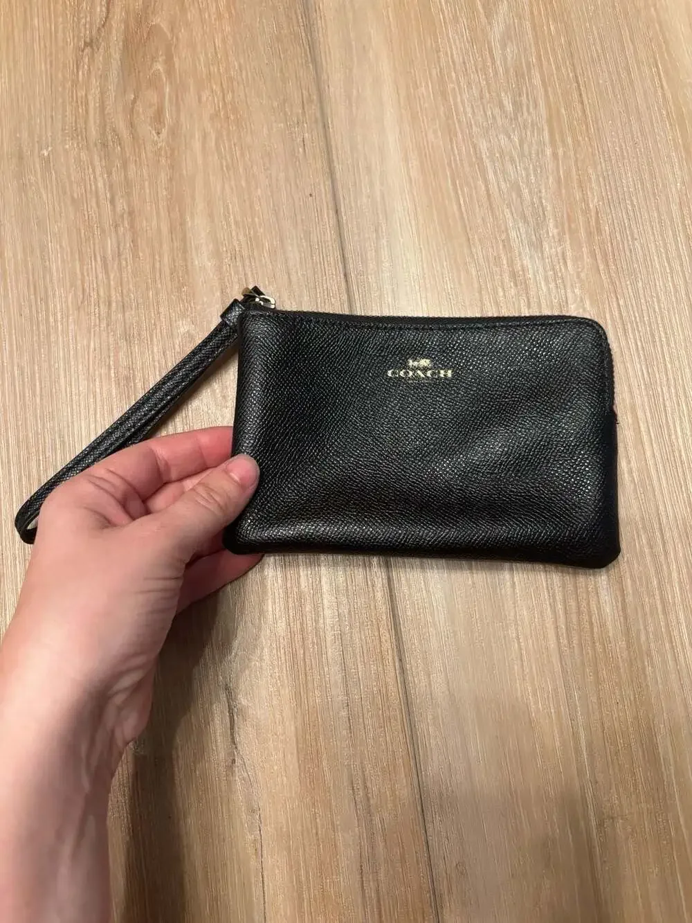 Coach Corner Zip Wristlet Wallet Black / Gold F50832